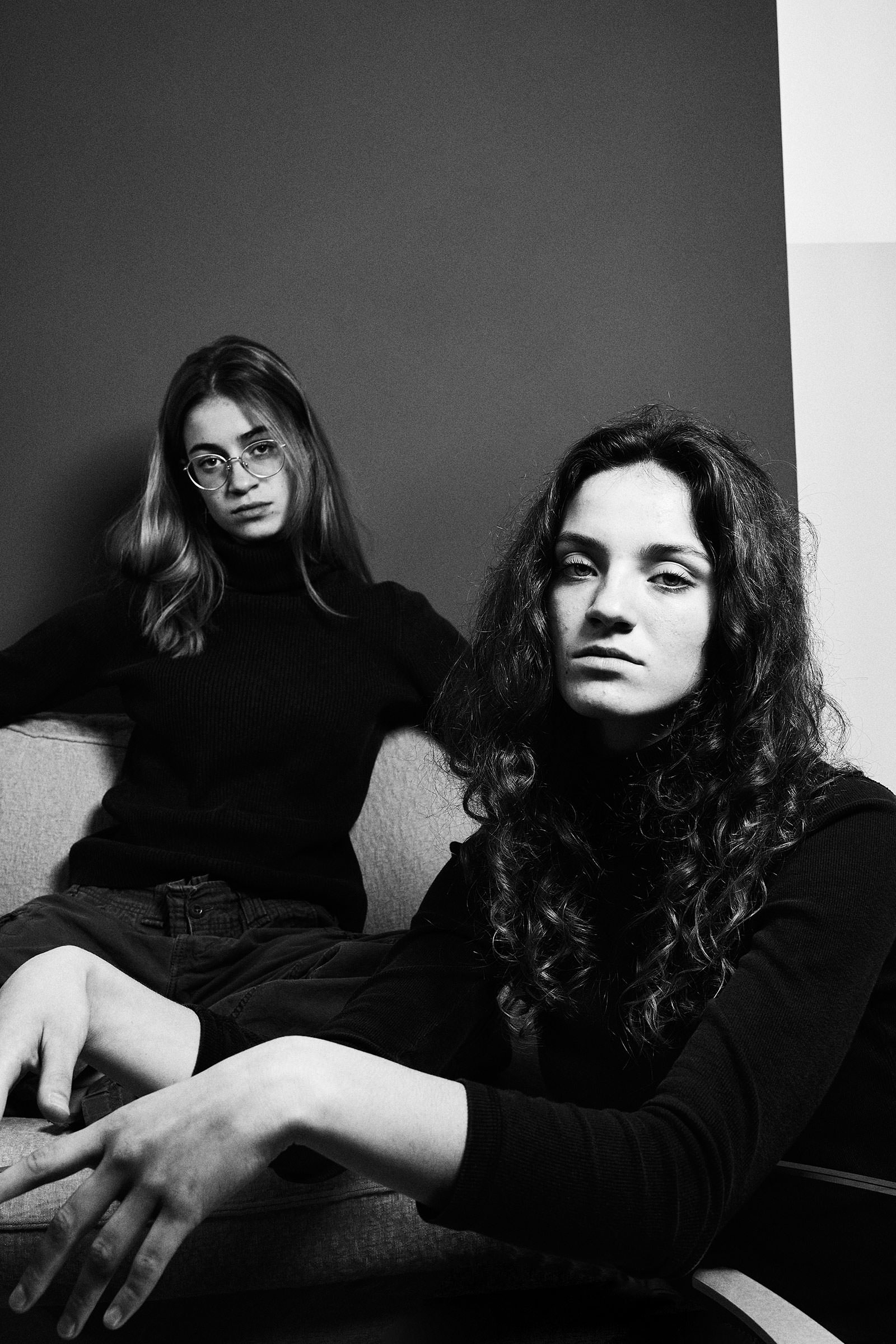 In Schwarz-Weiß fotografiertes Portrait von zwei jungen Frauen.