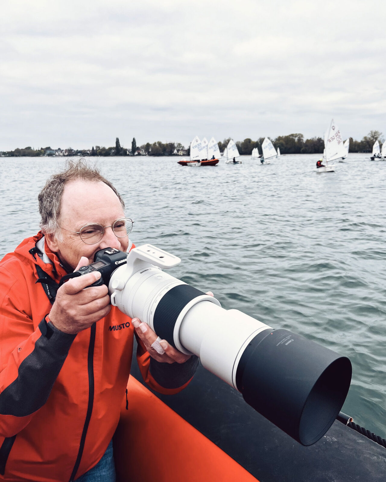 Fotograf im Begleitboot mit Teleobjektiv – Making-of der Montfort Junior Trophy 2025, Bodensee.