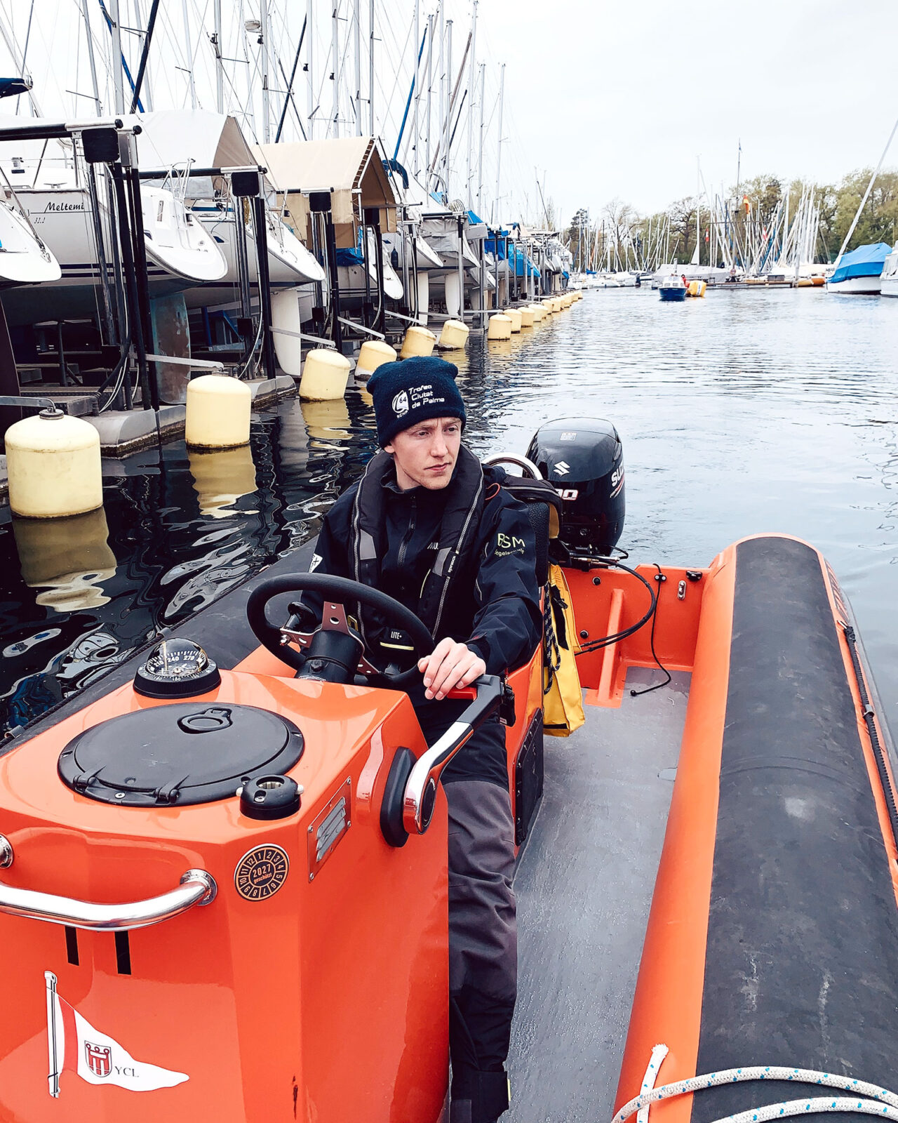 Person am Steuer eines Begleitbootes im Hafen – Making-of zur Montfort Junior Trophy 2025, Bodensee.