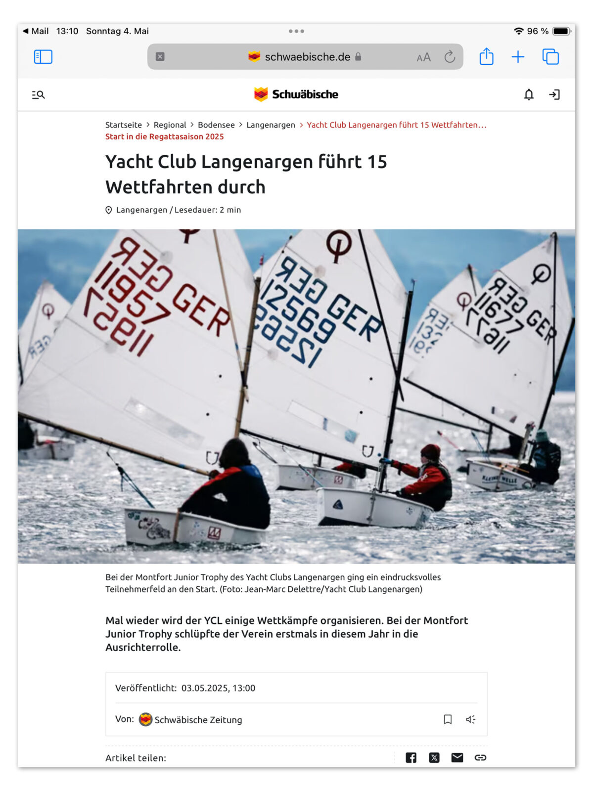 Screenshot eines Presseartikels zur Montfort Junior Trophy 2025 mit Optimist-Jollen auf dem Down-Kurs.